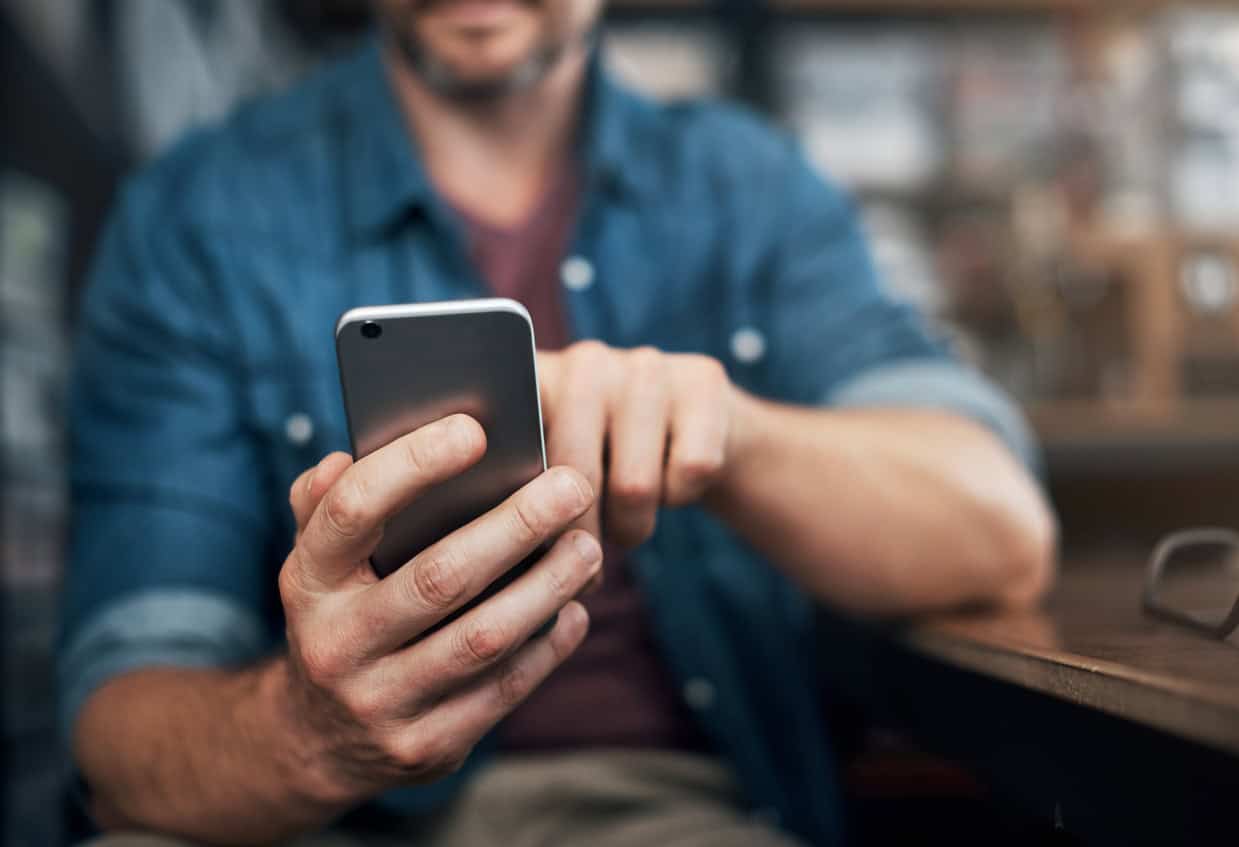 The player analyzes poker combinations through the poker AI app on the smartphone