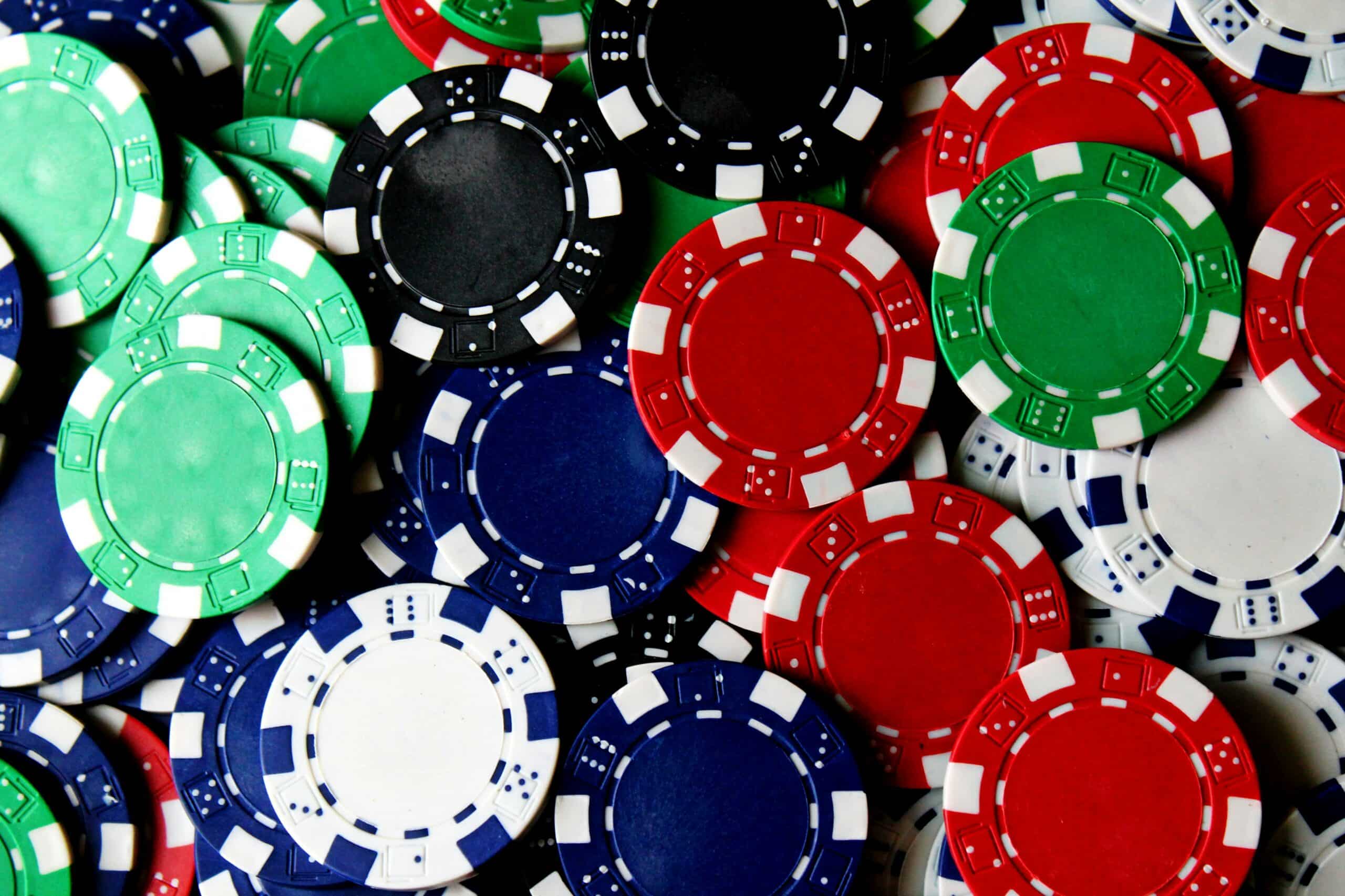 Scattered poker chips conveying the unpredictable bluffing in Leduc Hold'em by AI